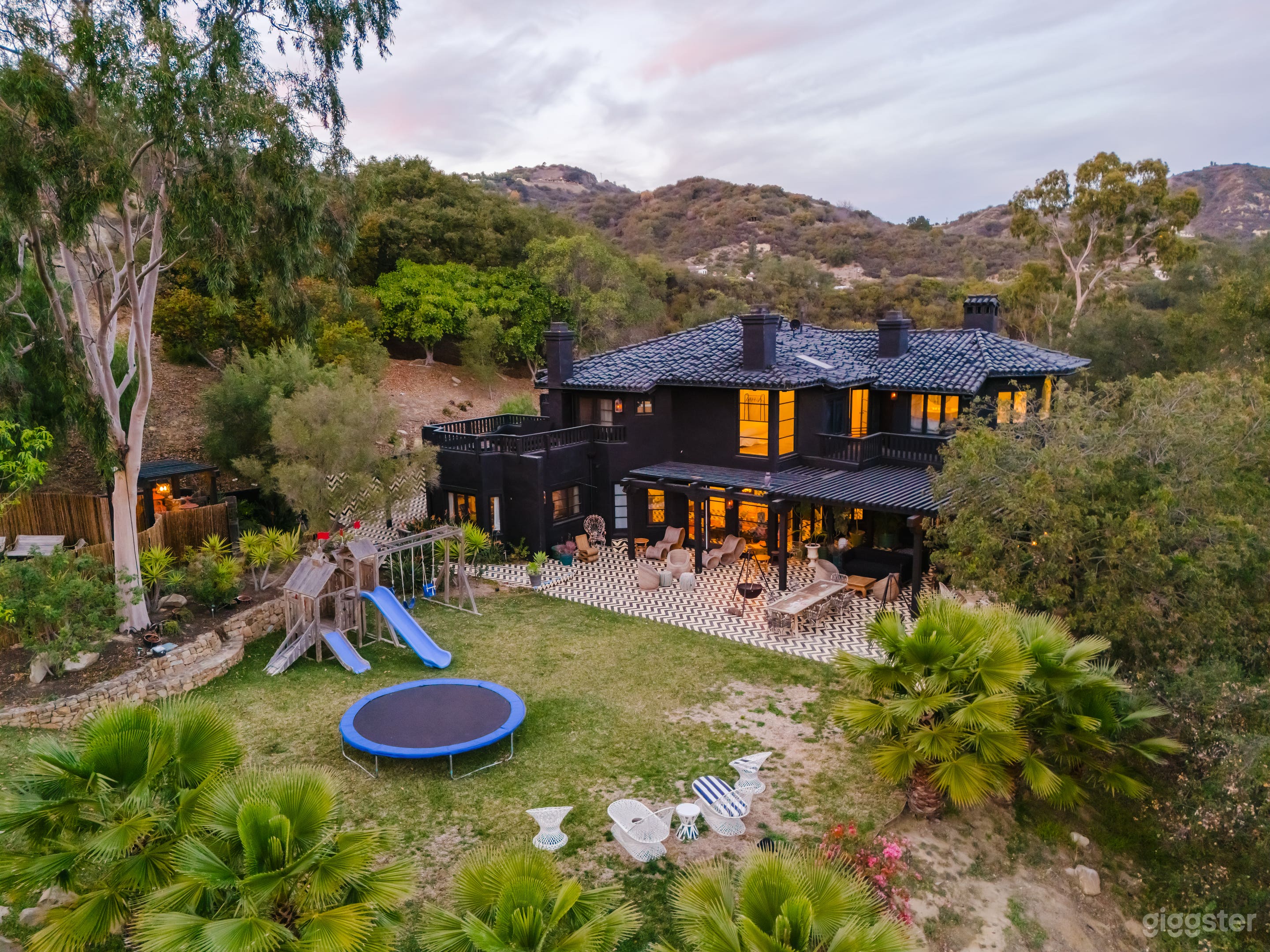 BLACK VILLA NOIR : A CINEMATIC DREAMSCAPE Photo 2