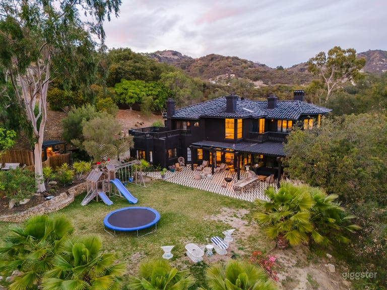  BLACK VILLA NOIR : A CINEMATIC DREAMSCAPE 