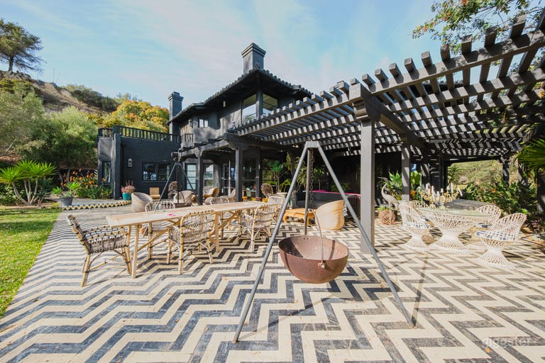  BLACK VILLA NOIR : A CINEMATIC DREAMSCAPE 