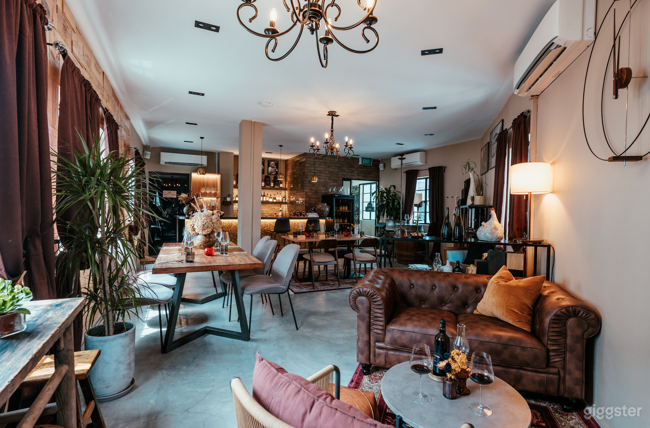 Level 2- Cozy Lounge – Ideal for Intimate Events &amp; Dining Photo 3