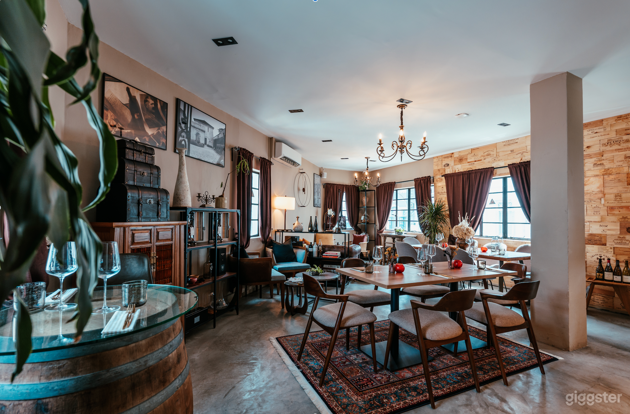 Level 2- Cozy Lounge – Ideal for Intimate Events &amp; Dining Photo 2