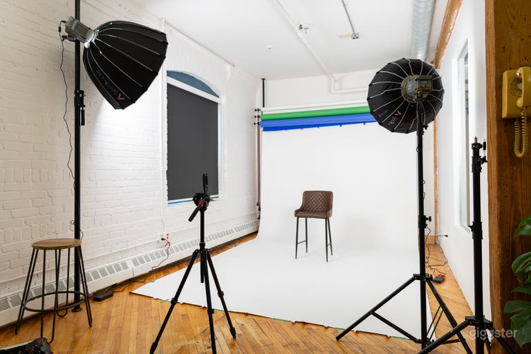  Creative Studio in Downtown Toronto (CN Tower View) 