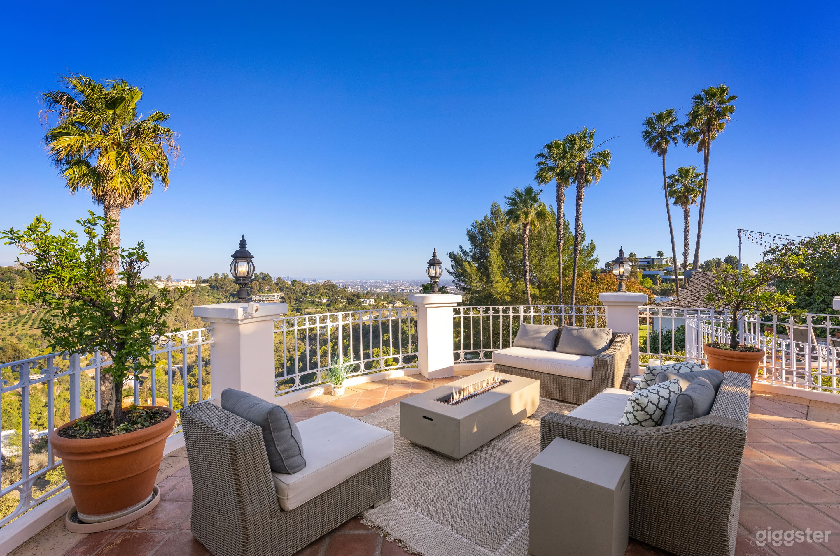 OLD HOLLYWOOD VILLA WITH VIEWS, ARCHES &amp; ROMANCE Photo 4