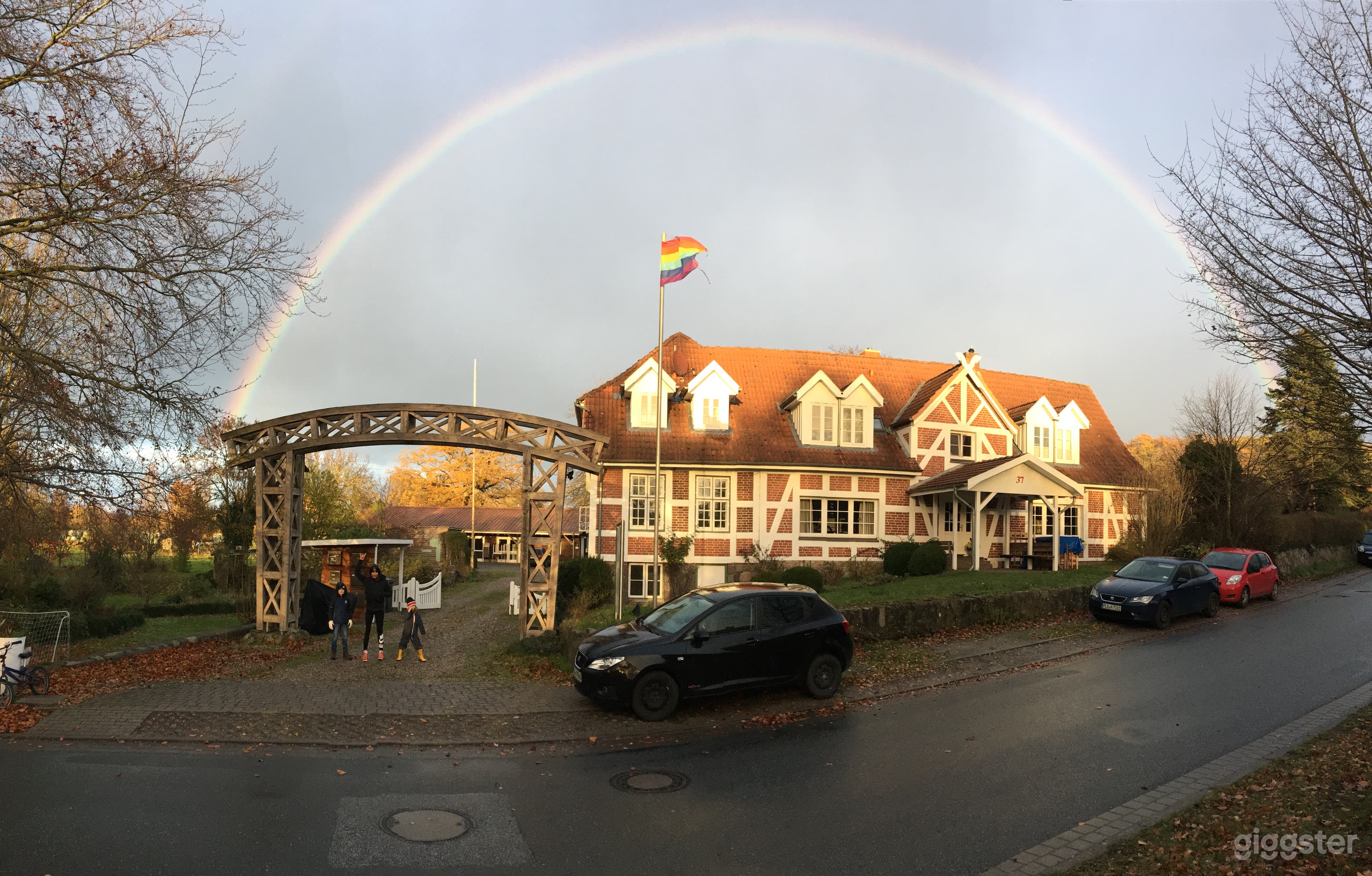 Willkommen im Festhof -
Holzbogen mit gut renoviertem Bauernhaus