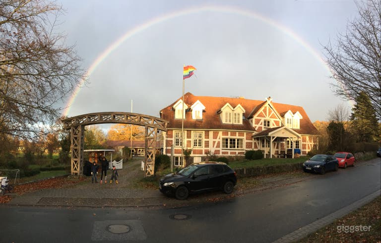  Willkommen im Festhof -
Holzbogen mit gut renoviertem Bauernhaus 