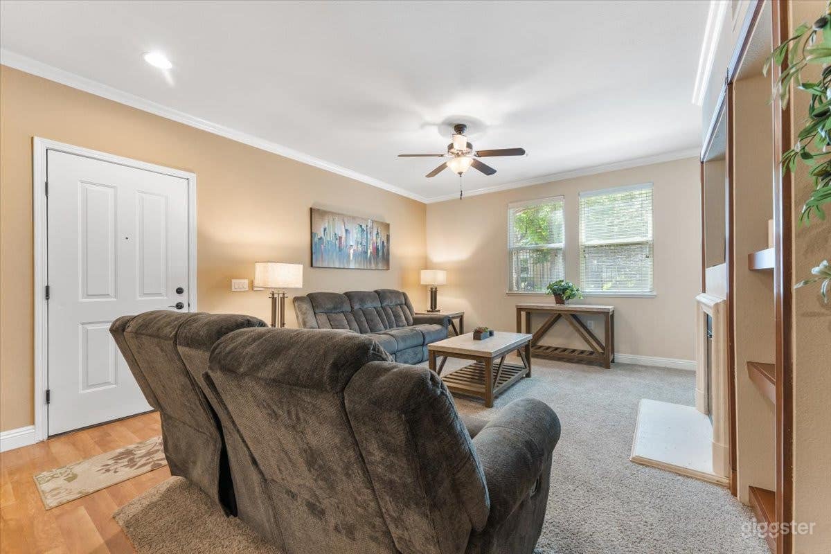 Stylish 3BR Apt with Pool, Gym &amp; Basketball Court Photo 2