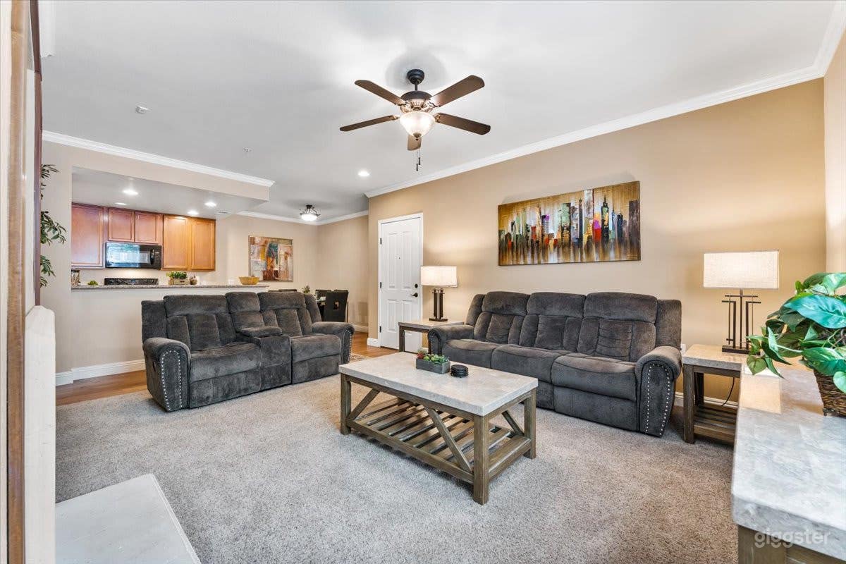 Stylish 3BR Apt with Pool, Gym &amp; Basketball Court Photo 4