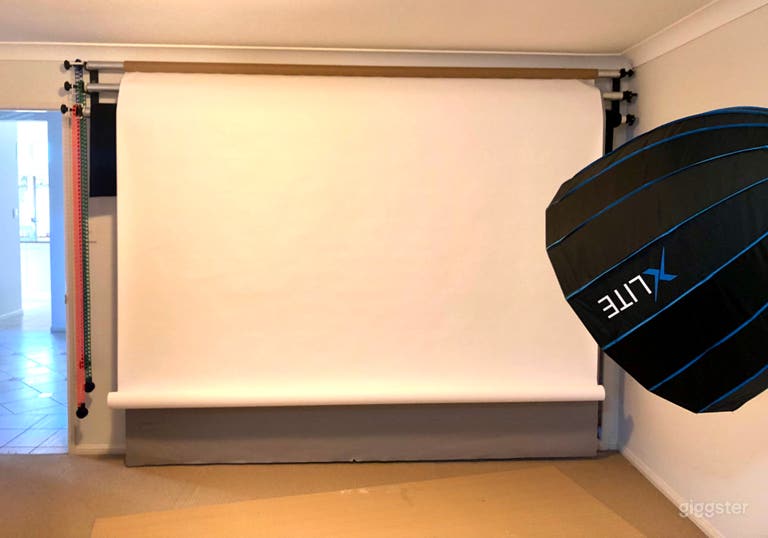  Estudio fotográfico con fondo continuo y iluminación. 