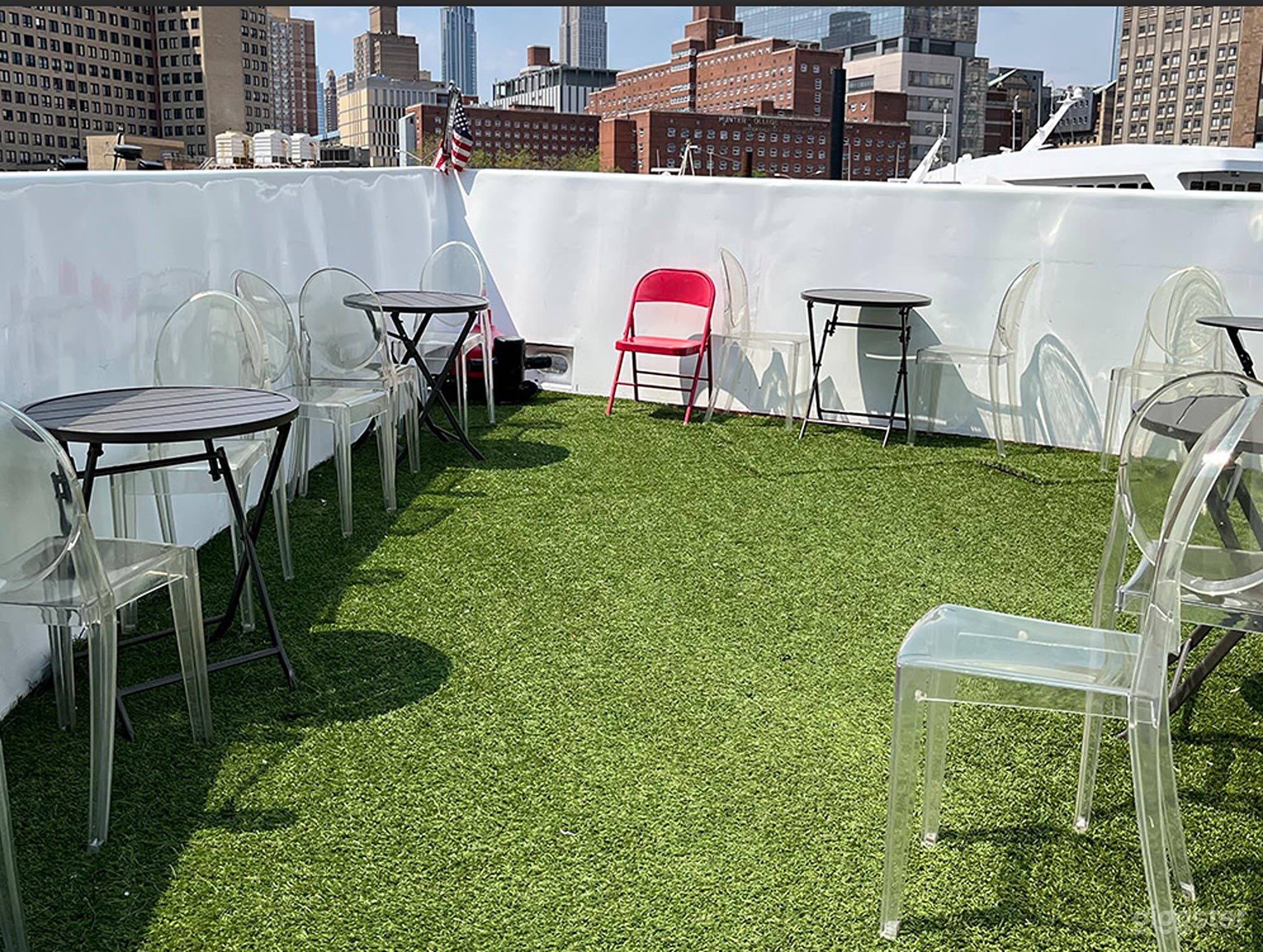 Stunning Open-Air Rooftop Deck w/ Iconic NYC Skyline Views Photo 3
