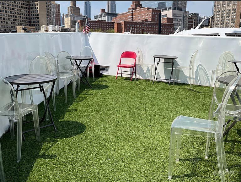  Stunning Open-Air Rooftop Deck w/ Iconic NYC Skyline Views 