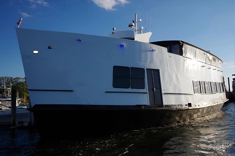  Stunning Open-Air Rooftop Deck w/ Iconic NYC Skyline Views 