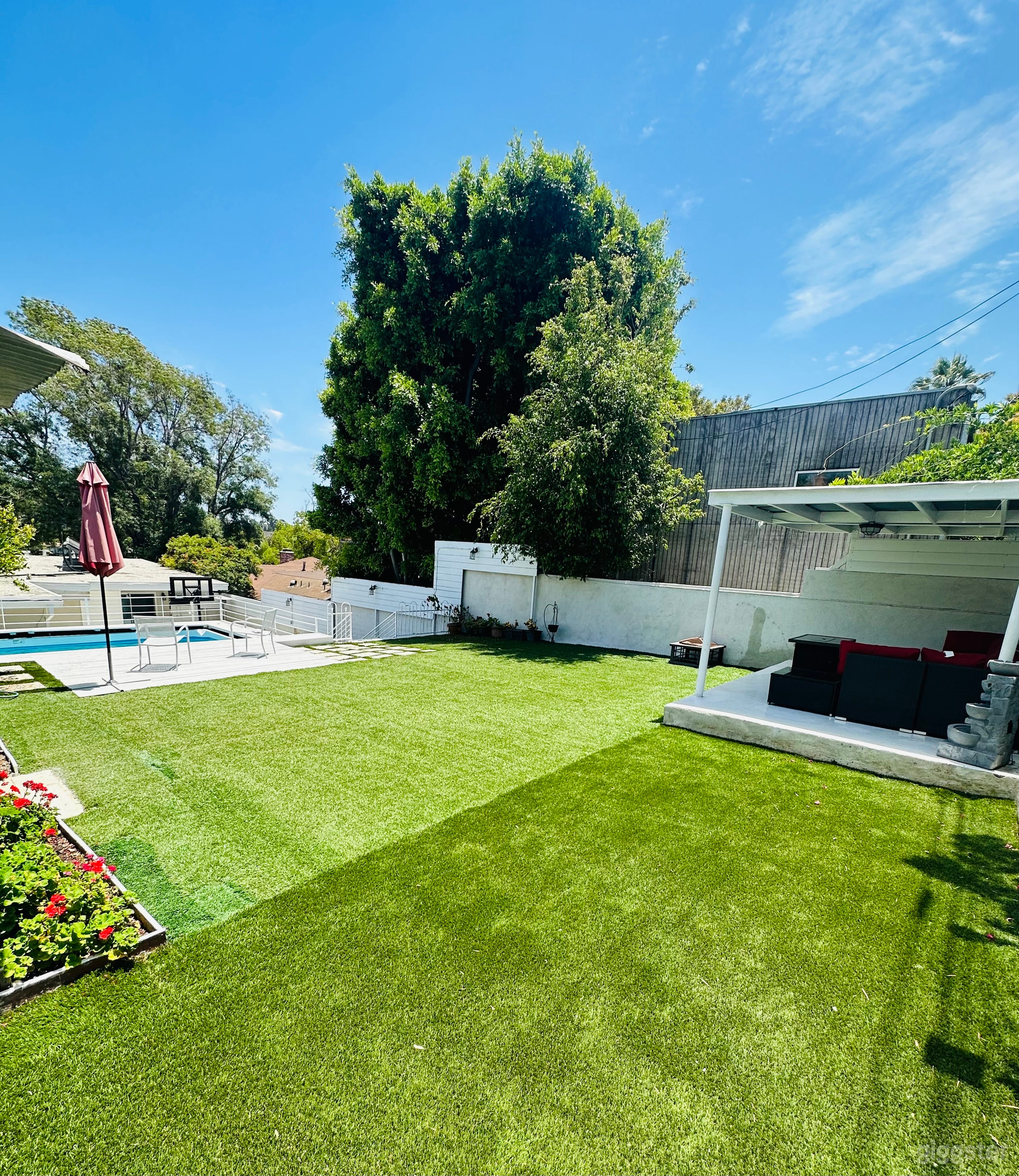 Beverly Hills Contemporary Home with Stunning Yard Photo 2