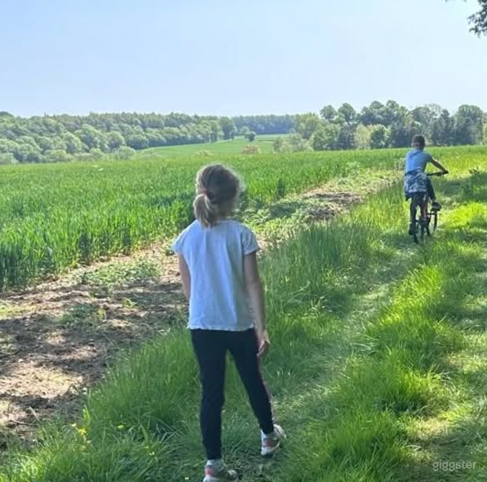 Spacious Outdoor Garden with Good Views Photo 4