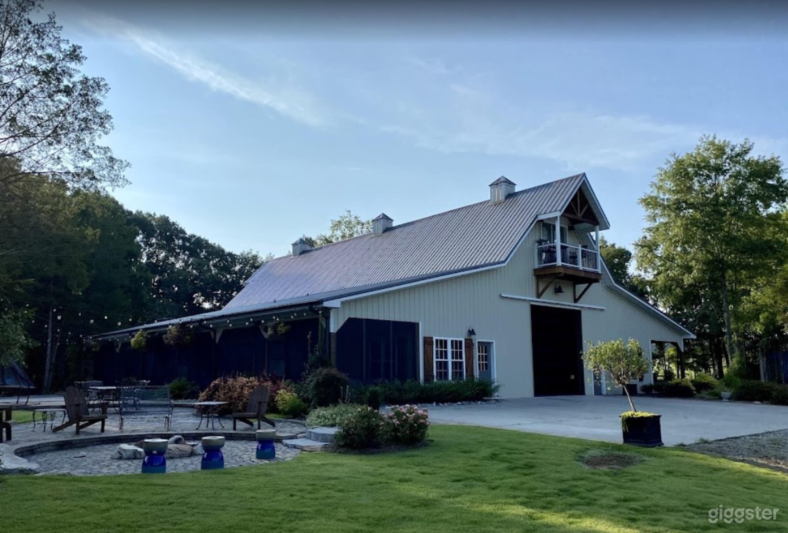 Modern Barn With Patio And Apartment In Rustic Theme (Full Buy Out) Photo 1
