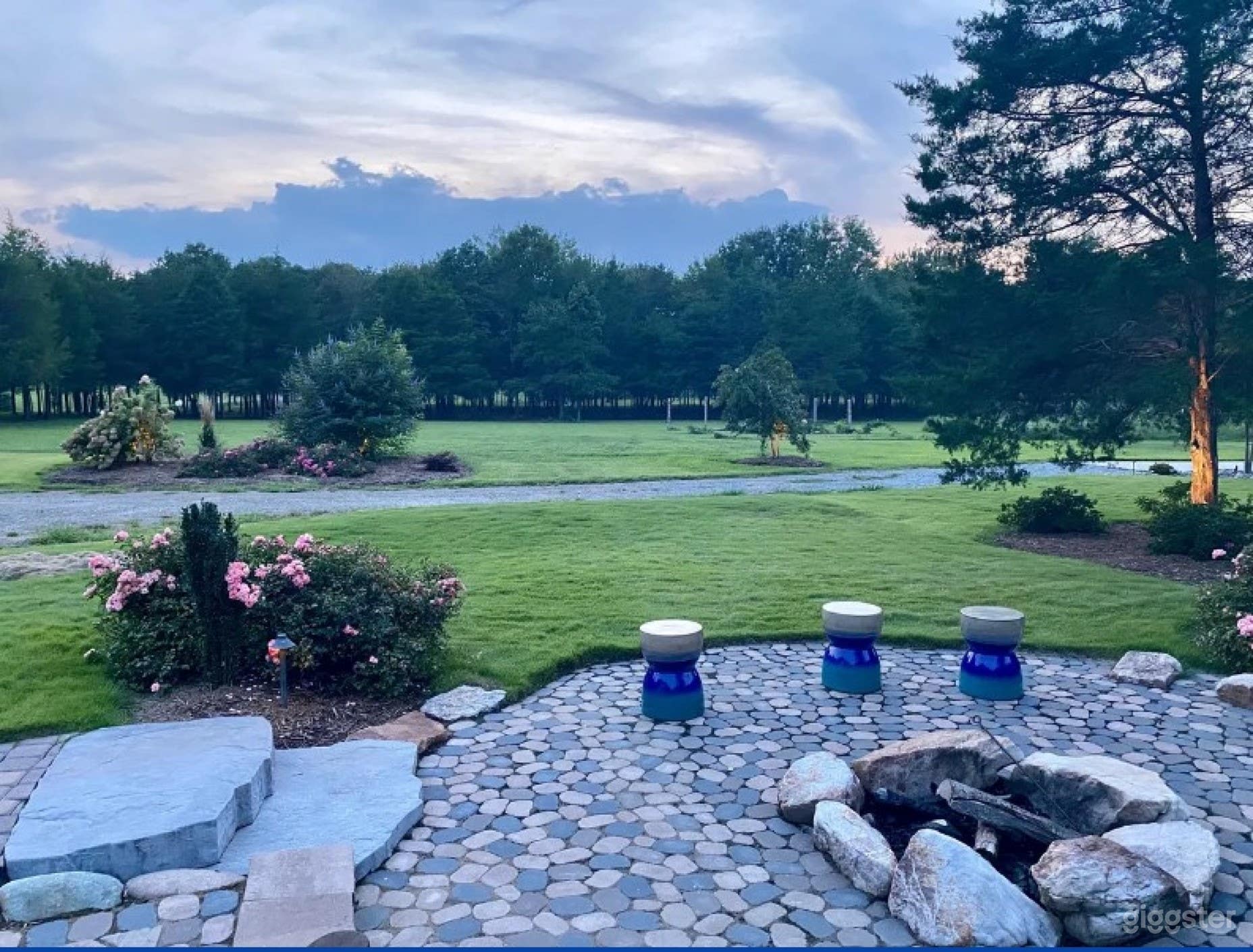 Modern Barn With Patio And Apartment In Rustic Theme (Full Buy Out) Photo 2