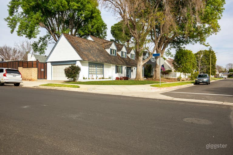  Cape Cod/Americana Home in SF Valley 