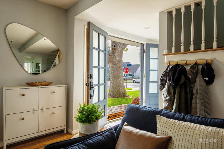  Cape Cod/Americana Home in SF Valley 