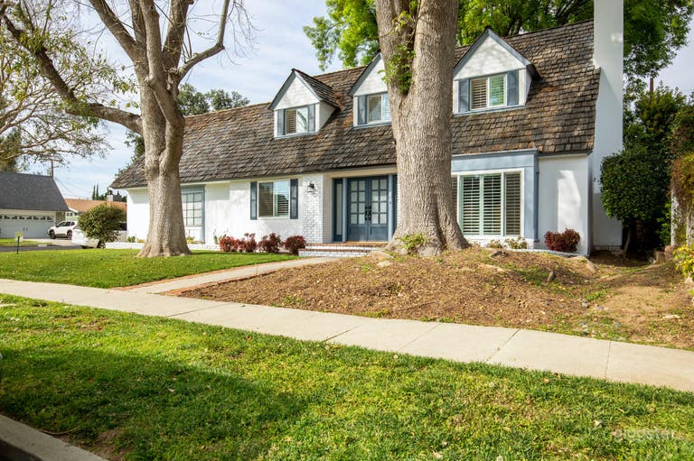  Cape Cod/Americana Home in SF Valley 