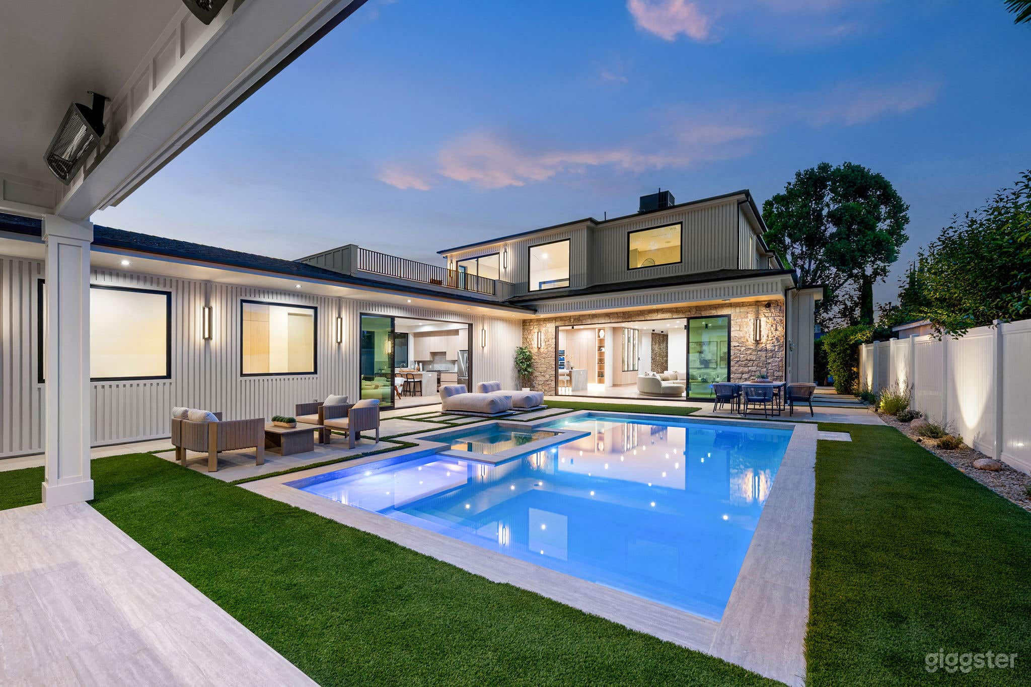 Luxury home in Encino: 7 beds & 6.5 baths plus a cinema room Photo 1