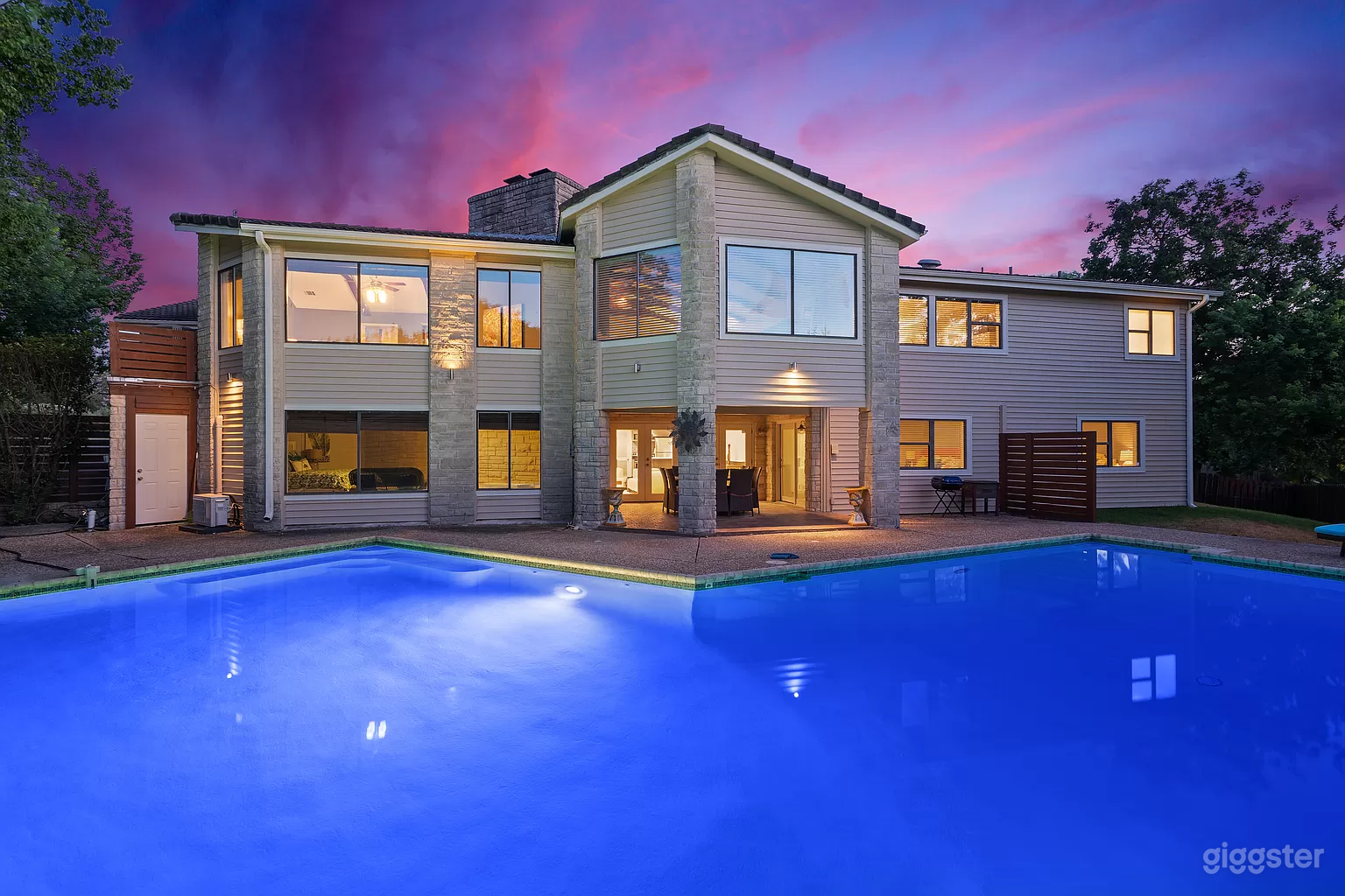 Sparkling Diving Pool with Covered Patio Photo 2