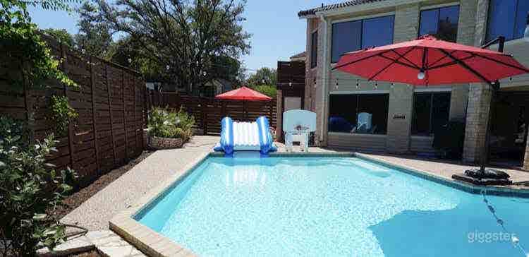  Sparkling Diving Pool with Covered Patio 
