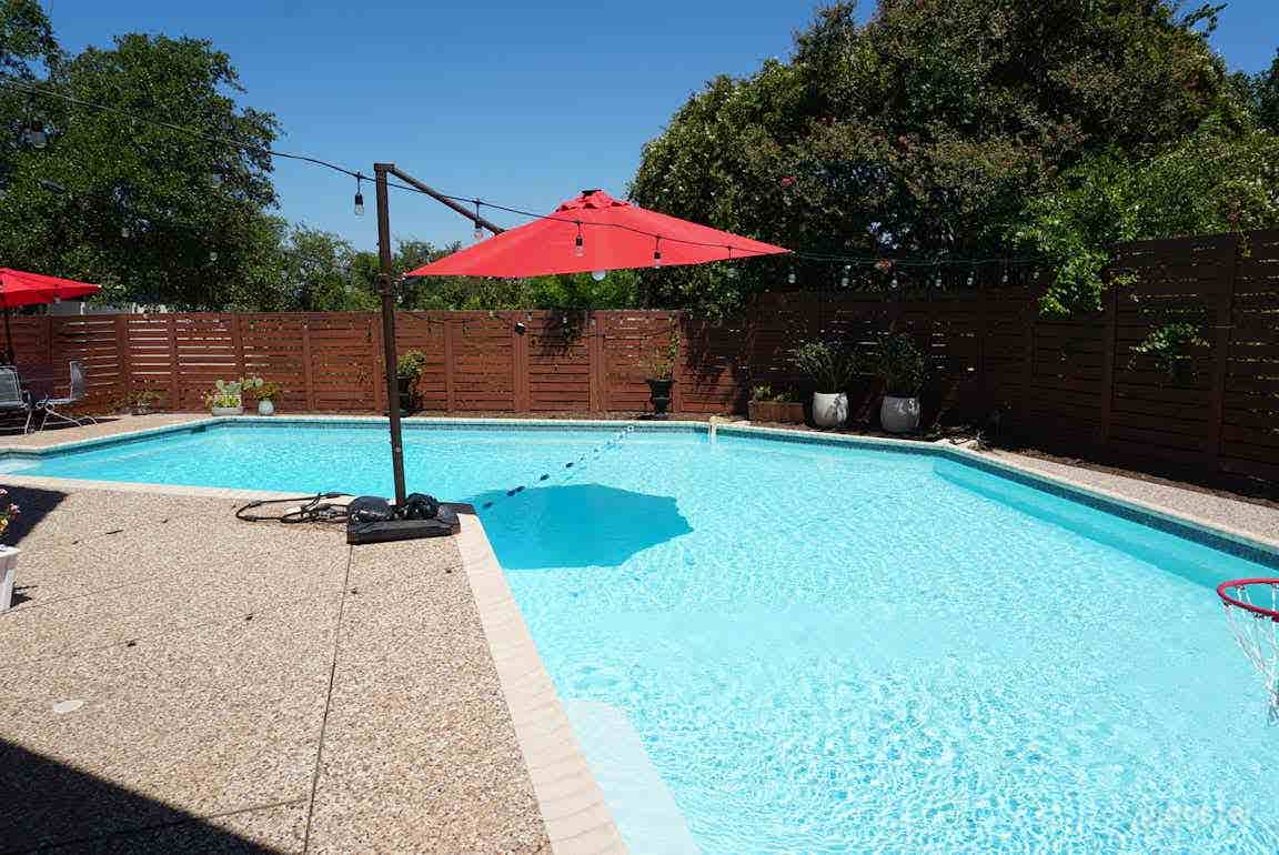 Sparkling Diving Pool with Covered Patio Photo 4