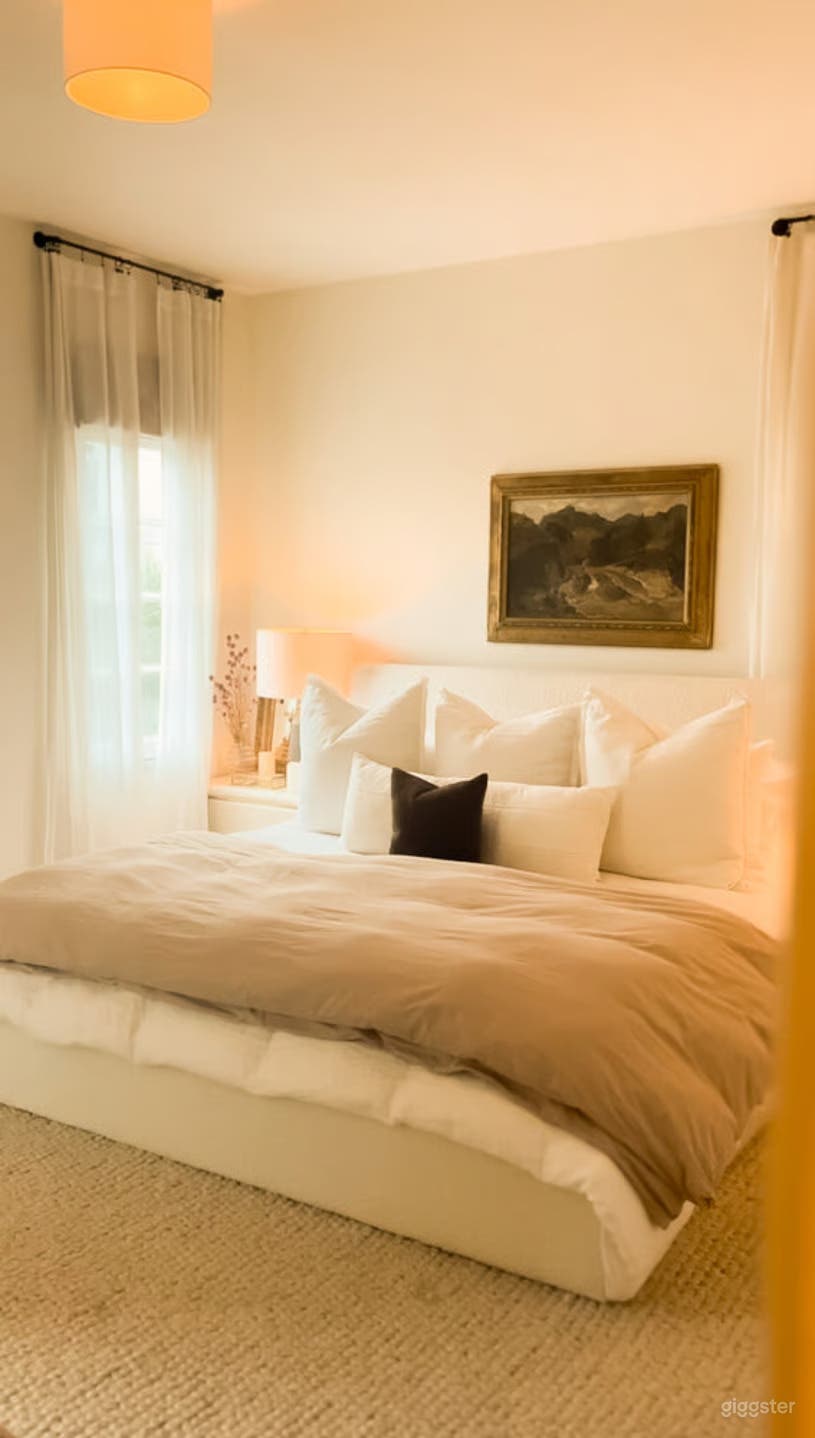 Light-Filled 1920's Designer Condo in Miracle Mile Photo 2