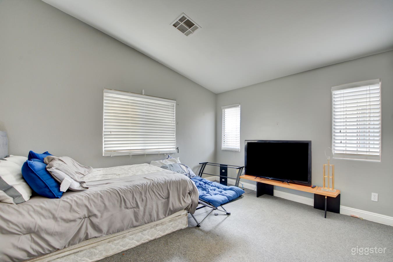 Close to Strip / Center of Town Photo 1