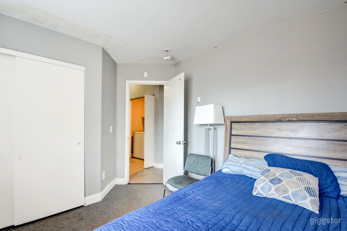 Close to Strip / Center of Town Photo 4