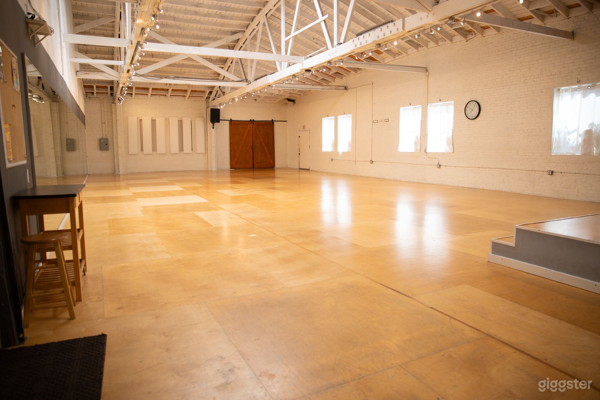Warehouse Studio w/Stage, Brick Walls &amp;Wood Floors Photo 3