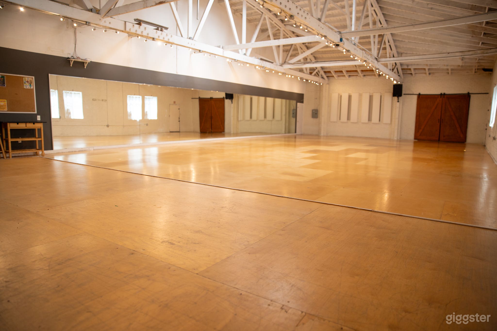 Warehouse Studio w/Stage, Brick Walls &amp;Wood Floors Photo 2