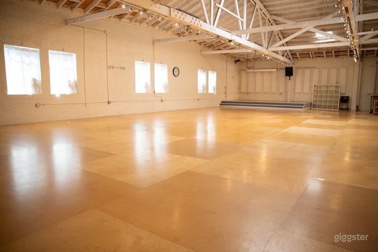  Warehouse Studio w/Stage, Brick Walls &Wood Floors 