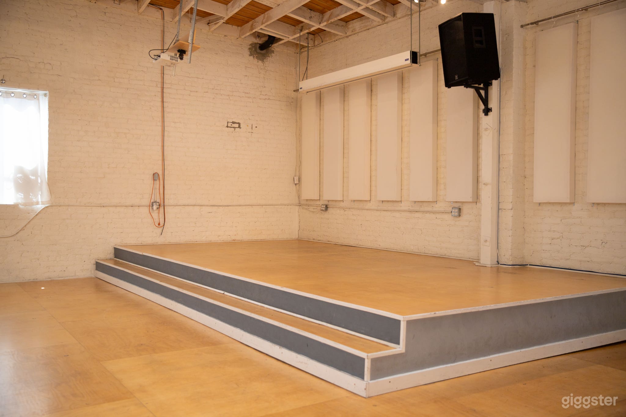 Warehouse Studio w/Stage, Brick Walls &amp;Wood Floors Photo 4