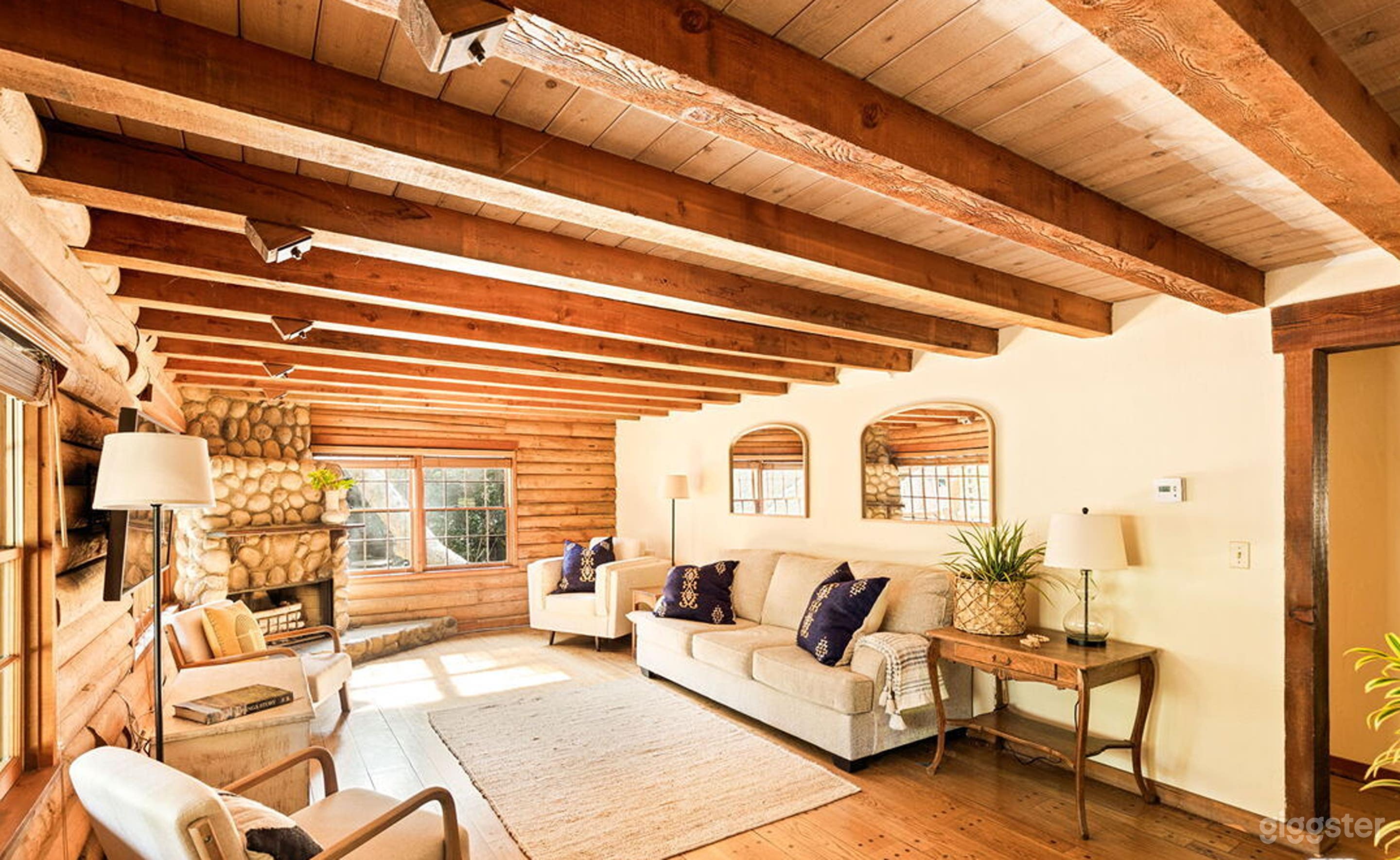Private Upstairs Studio with Kitchen & Bedroom Photo 4