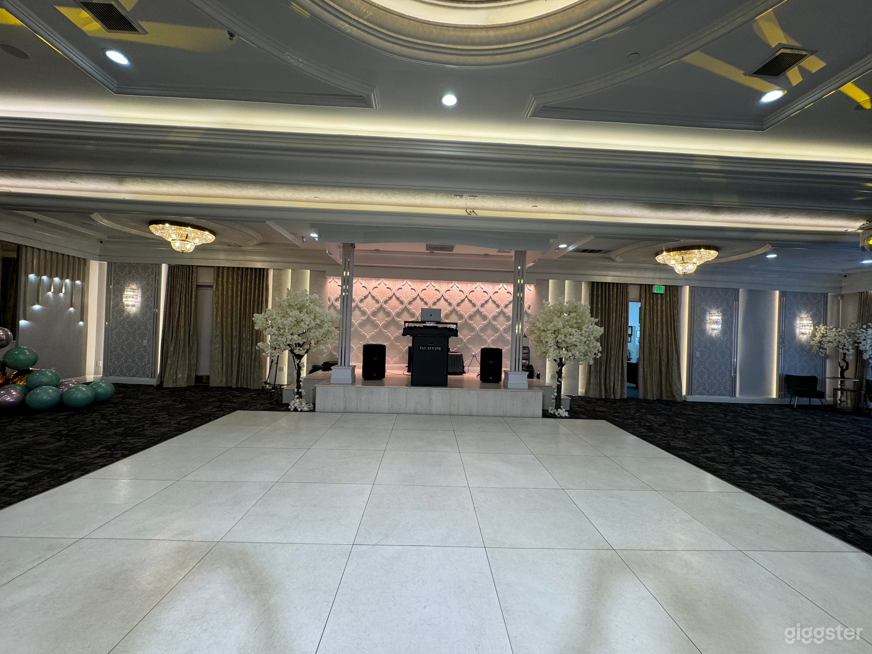 Gorgeous Restaurant Photo 2