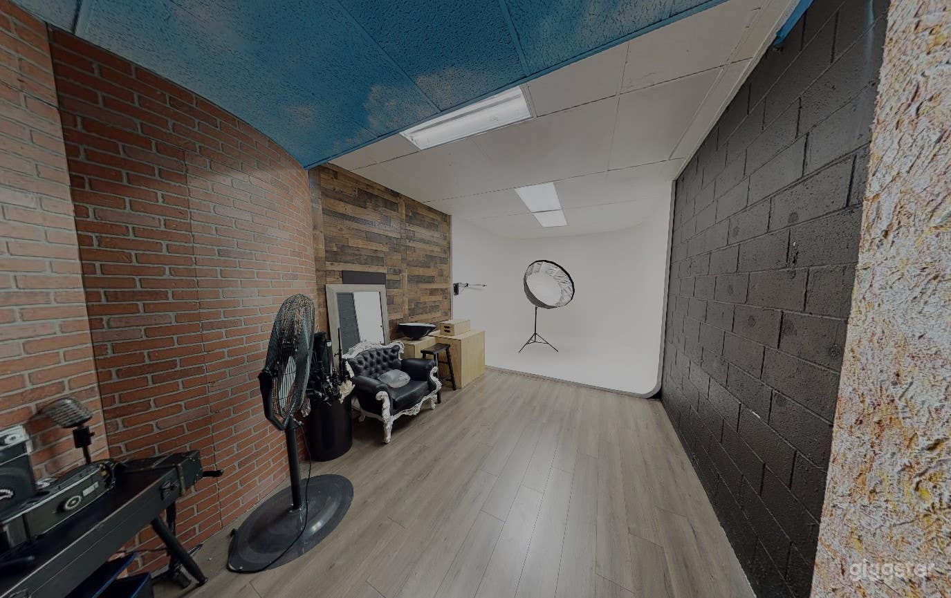 Infinity Room for Photoshoots in Lyndhurst Photo 1