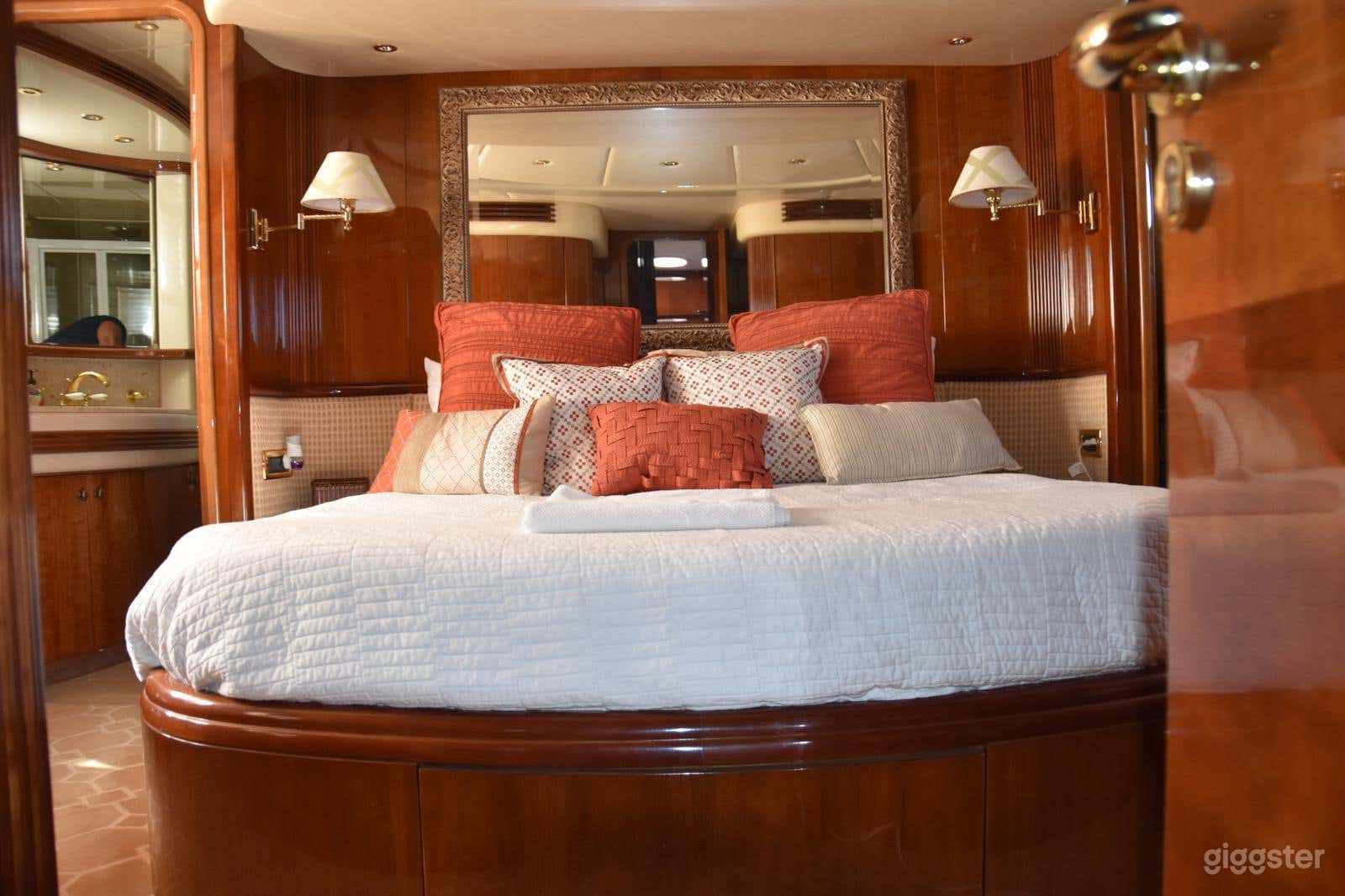 80' AZIMUT YACHT Photo 4