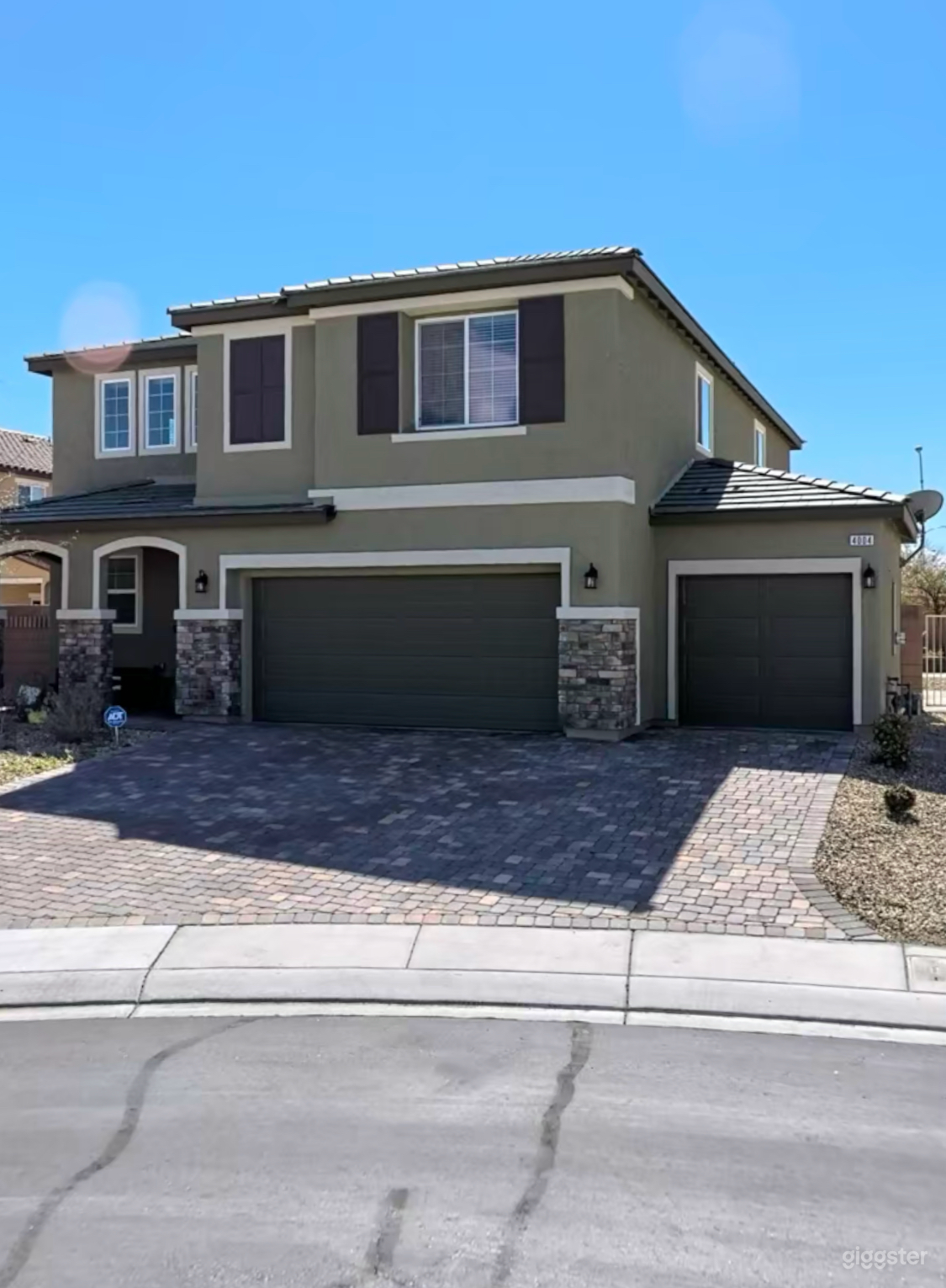 MODERN, LUXURY, NEW BUILD -  $750K Home  Photo 2