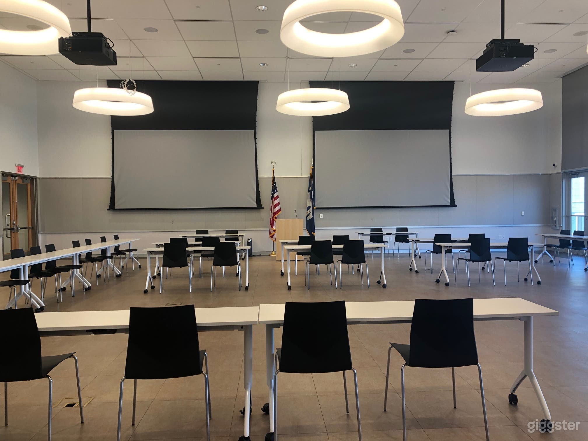 Spacious Library meeting Room for 200 people in River Center Branch Photo 4