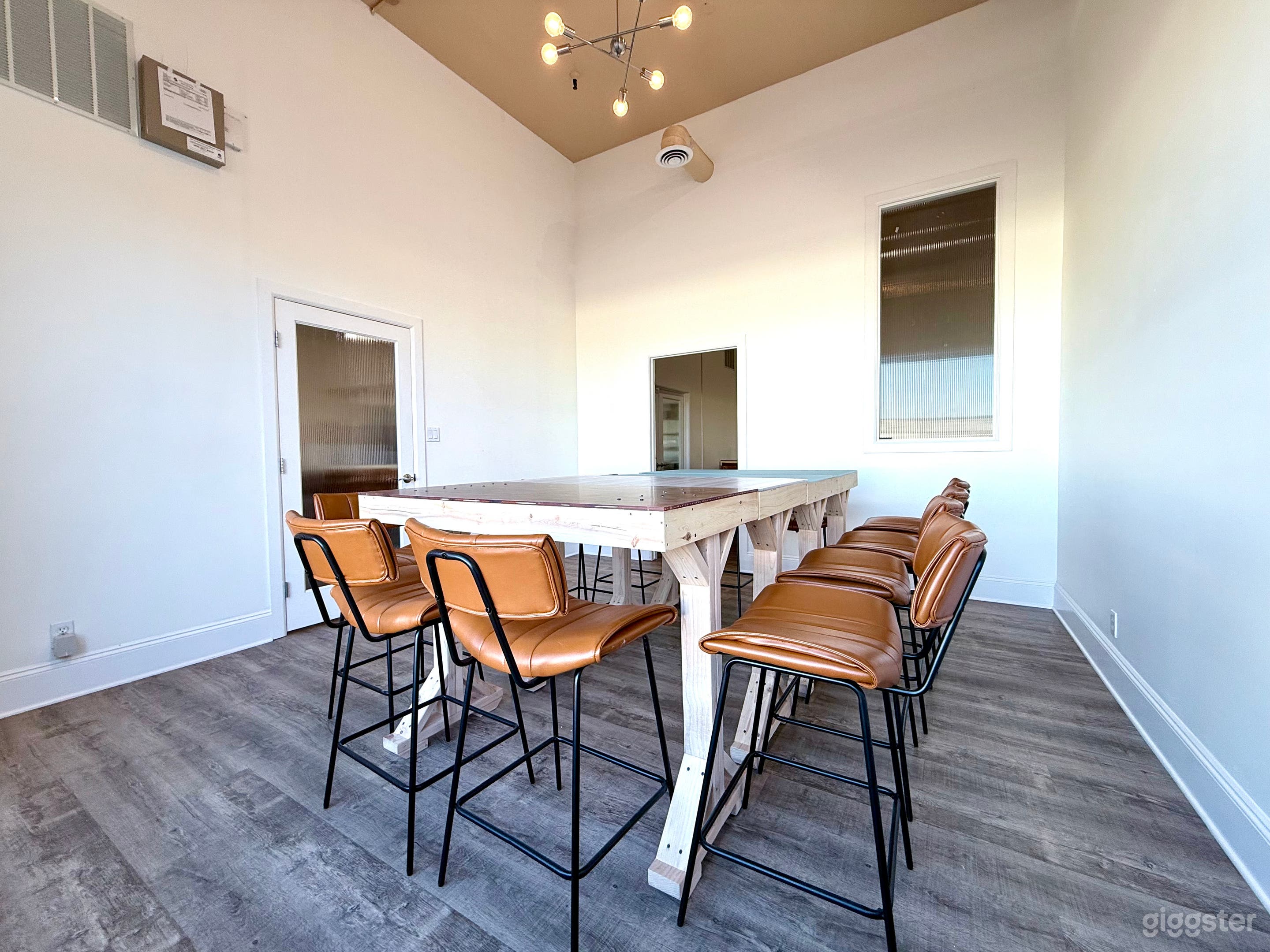 Daylit Meeting Room with High Ceilings Photo 4