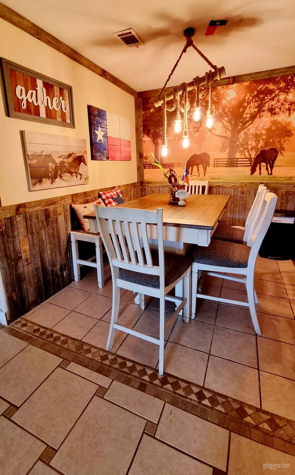 Charming Western-Themed Farmhouse  Photo 3