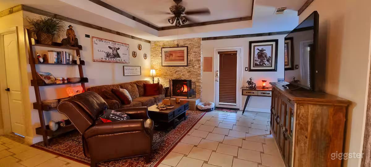 Charming Western-Themed Farmhouse  Photo 2