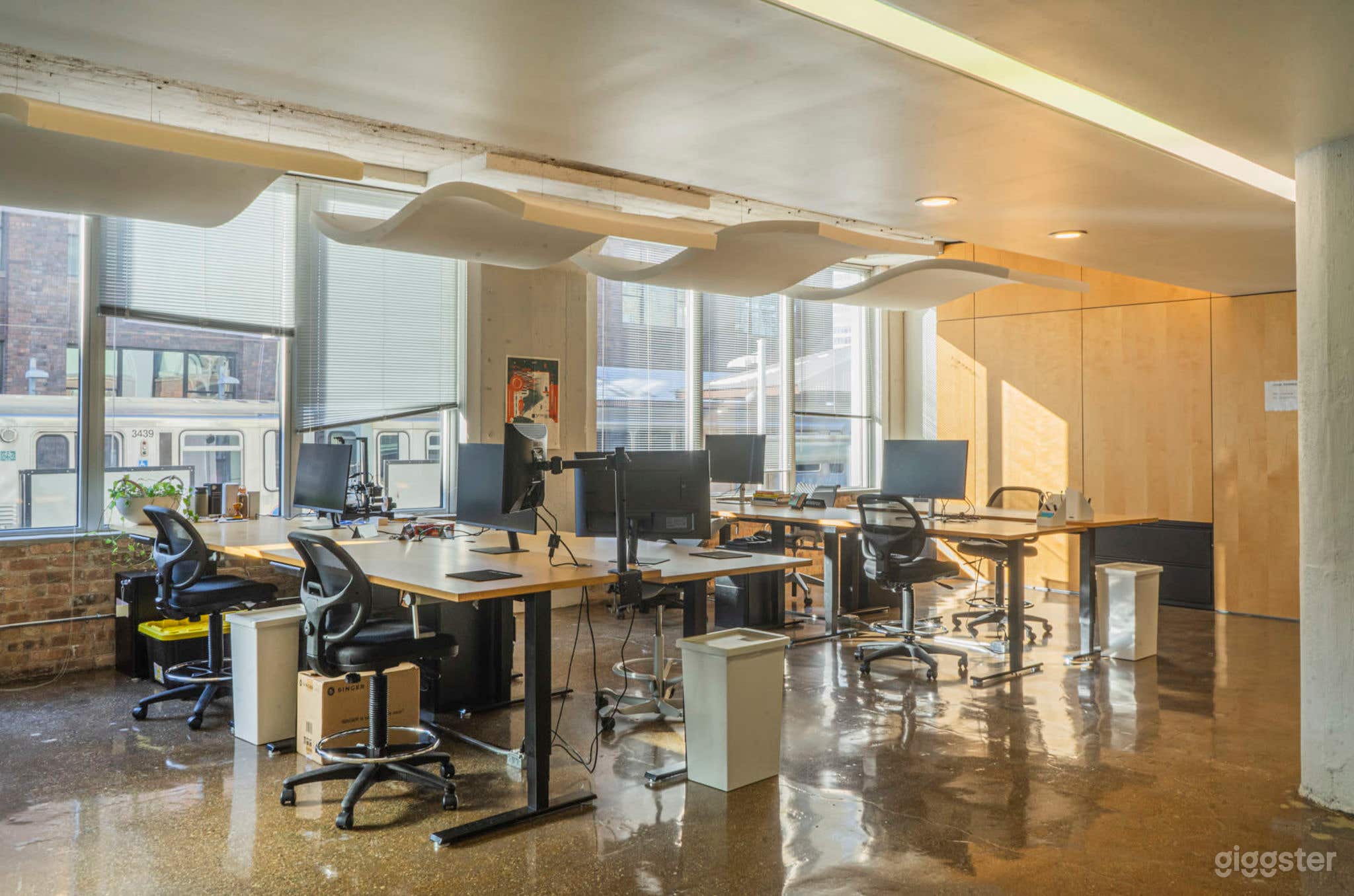 Flexible Hot Desks for Co-Working at One Three Photo 2