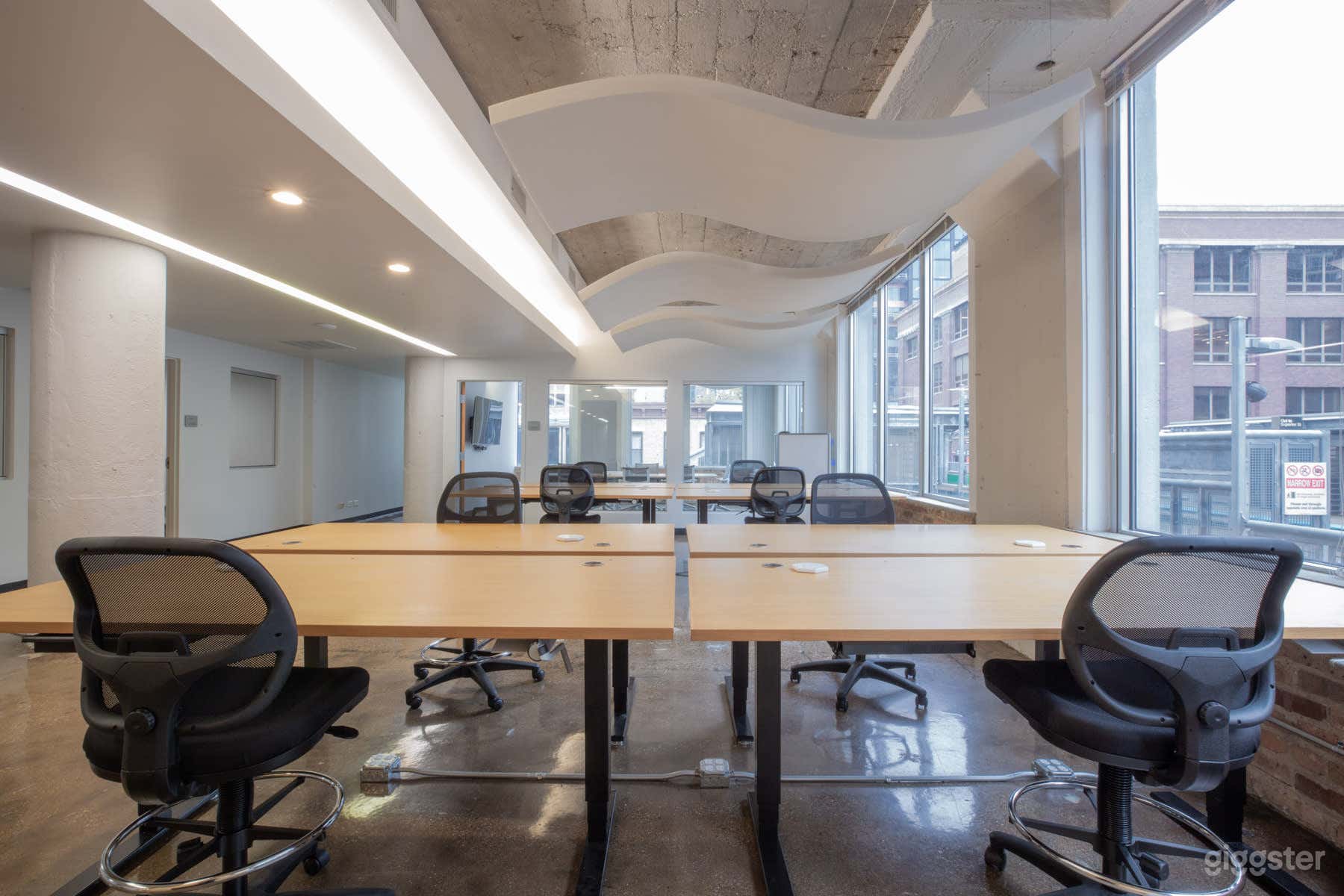 Flexible Hot Desks for Co-Working at One Three Photo 3