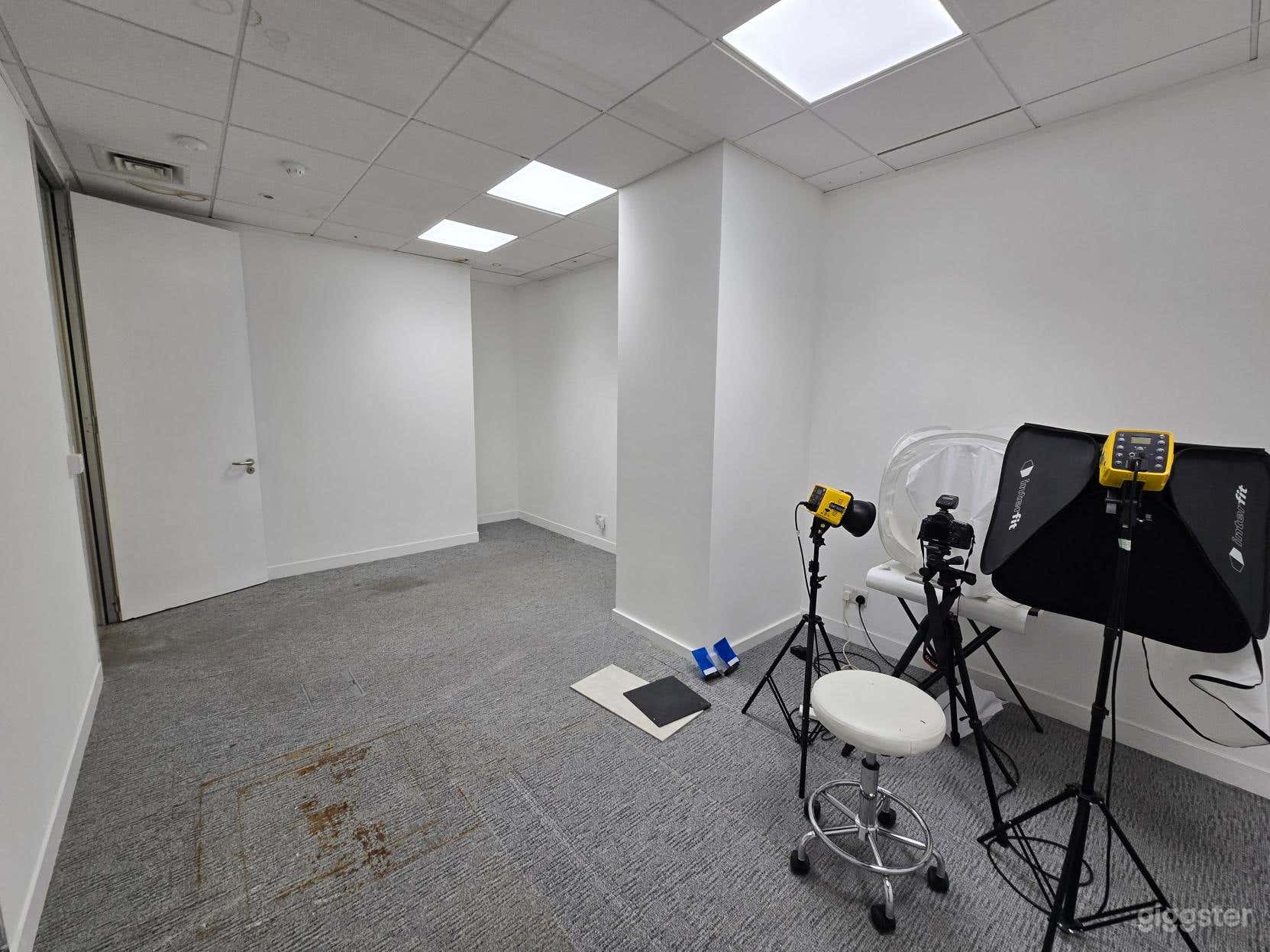 Bright Open Plan Studio by the River Photo 4