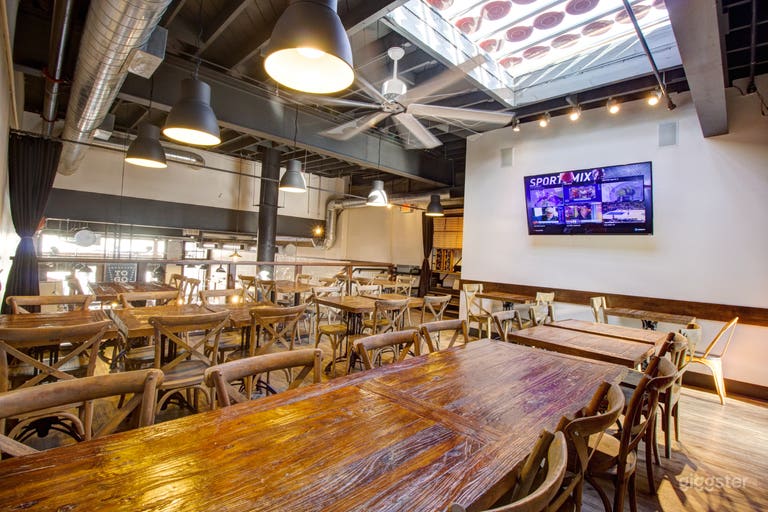  Retírate a nuestro entrepiso en el nivel superior con vista a todo el restaurante con una habitación "secreta" privada detrás de una puerta corrediza tipo granero disponible para ti. Se pueden correr cortinas absorbentes de sonido para mayor privacidad. 