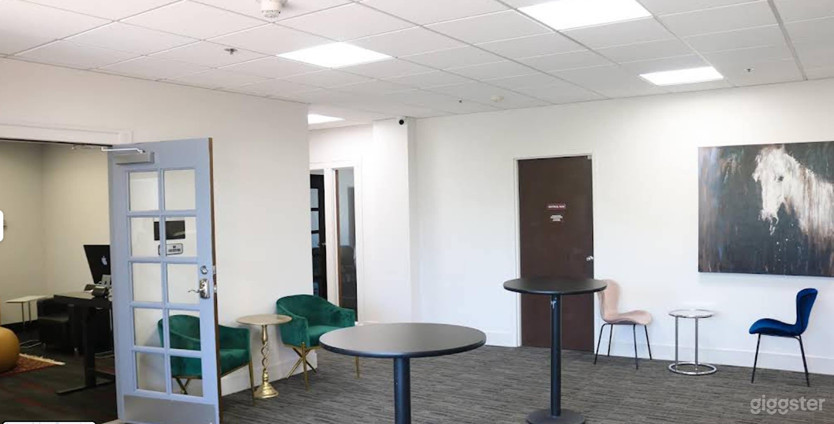 Spacious Conference Room Photo 2