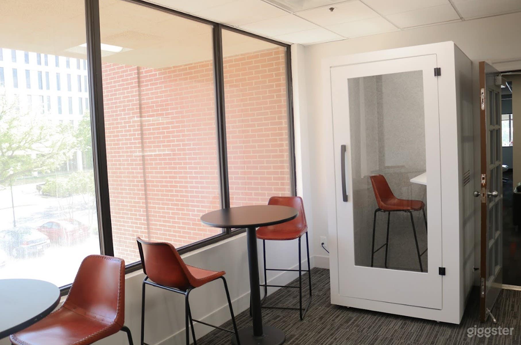 Spacious Conference Room Photo 4