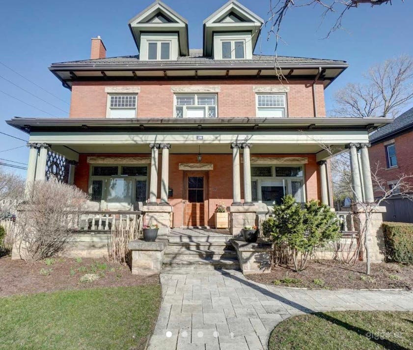 Small Town Edwardian Manse in Impeccable Condition Photo 1