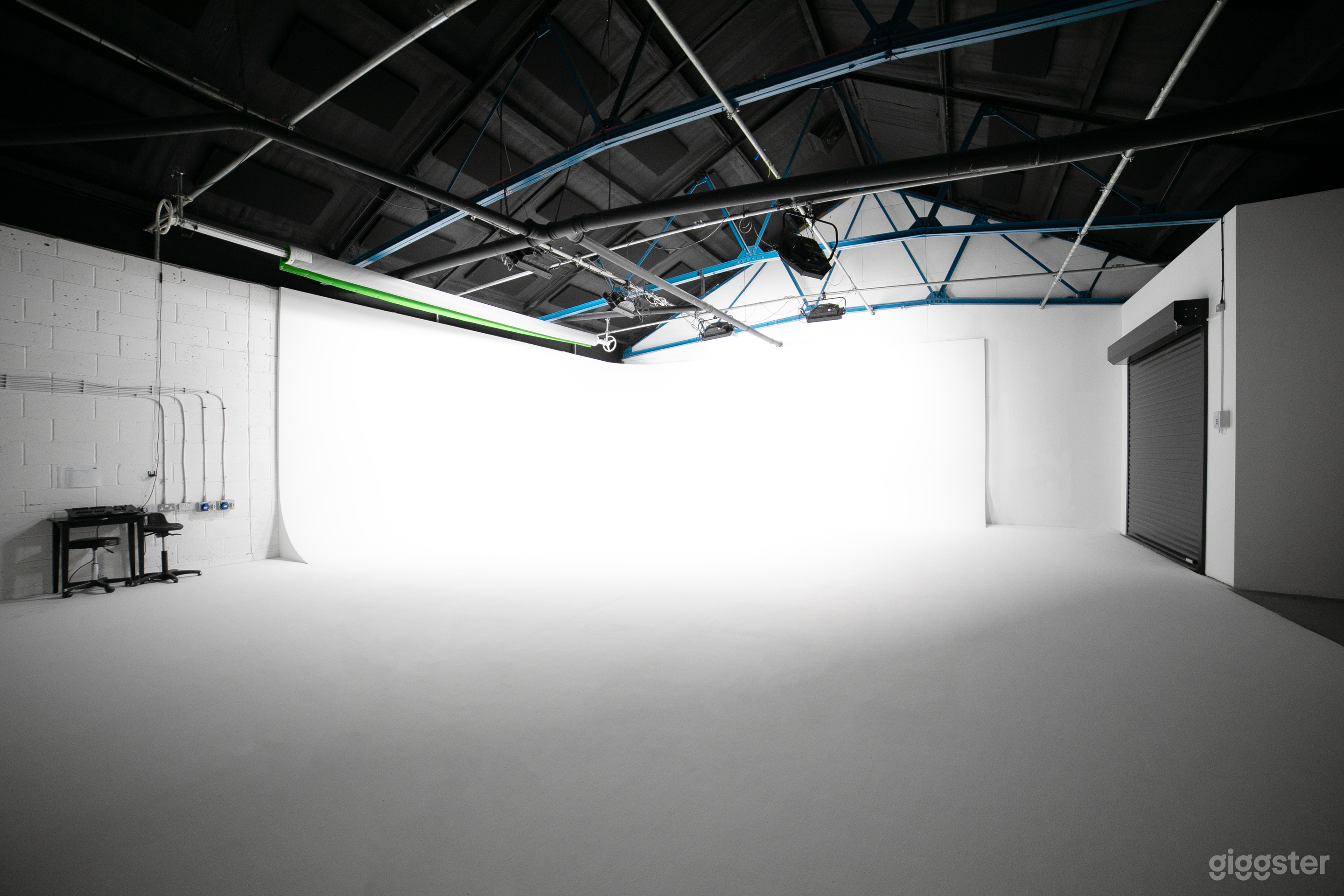 Drive-in Infinity Cove Studio West London Photo 2